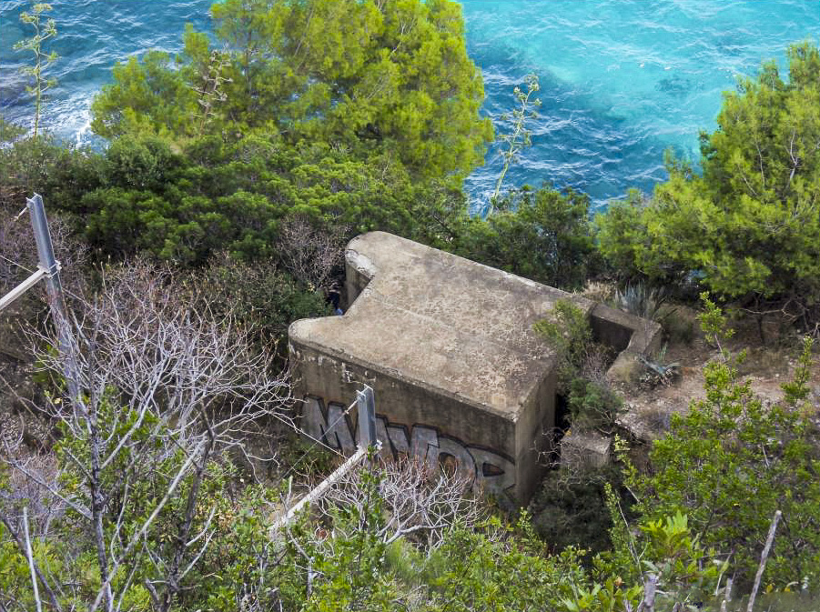 Ligne Maginot - E2 - EZE VOIE FERREE (Blockhaus pour arme infanterie) -  - Sud  Passion