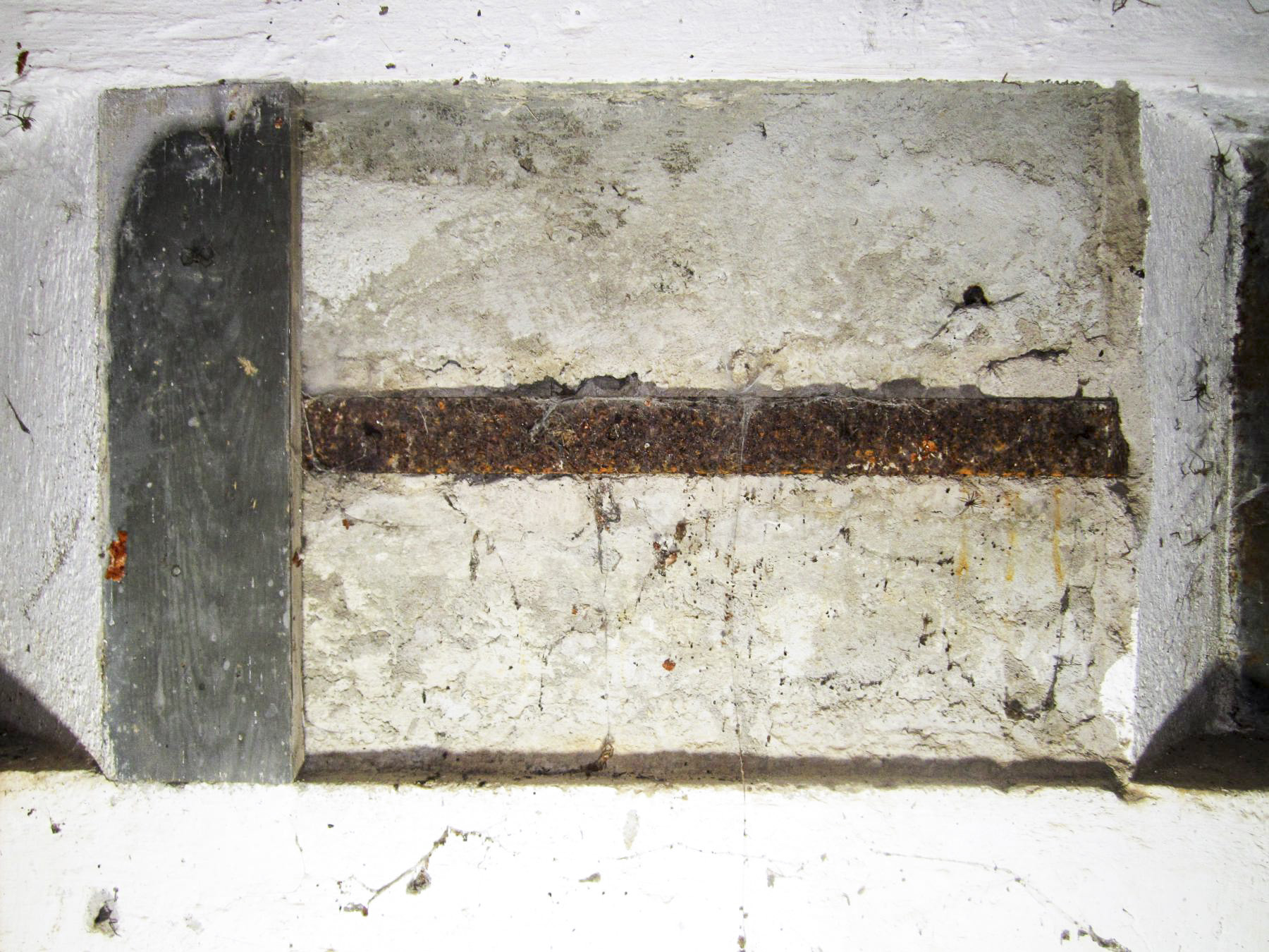 Ligne Maginot - A33 - (Observatoire d'artillerie) - Entre les deux créneaux, un support en bois pour l'affichage des cartes  - Gregory Fuchs