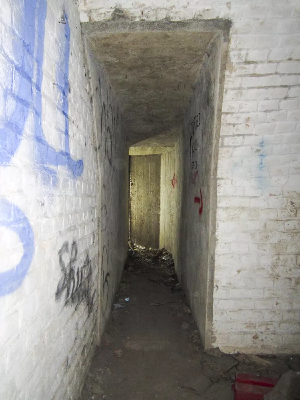 Ligne Maginot - A33 - (Abri) - Salle de troupe à l'extrémité droite
l'accès au blockhaus mitrailleuses - Gregory Fuchs