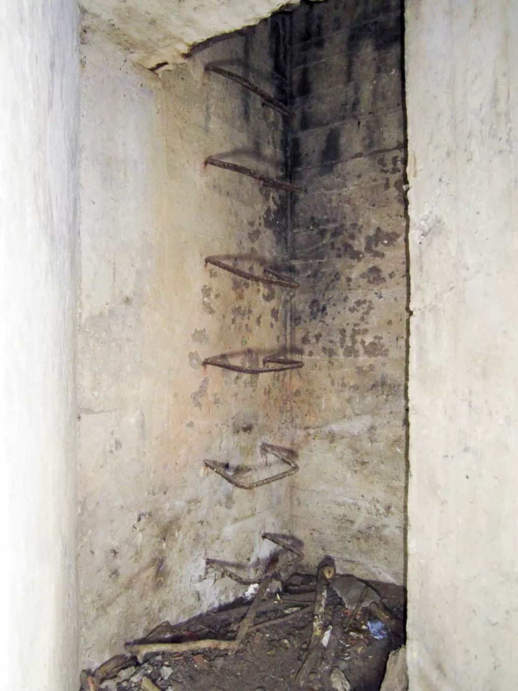 Ligne Maginot - A33 - (Abri) - Le puits donnant accès au blockhaus mitrailleuses - Gregory Fuchs