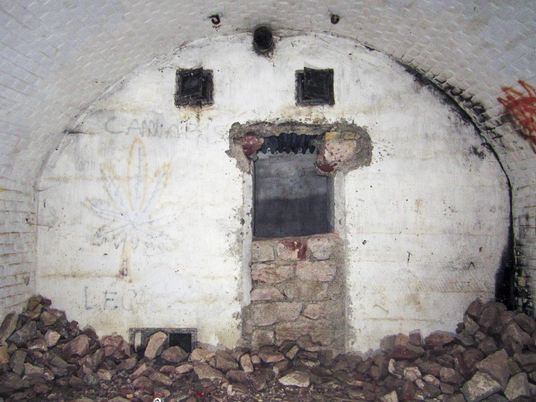 Ligne Maginot - A33 - (Abri) - Salle de troupe à l'extrémité gauche
l'accès au couloir extérieur muré  - Gregory Fuchs