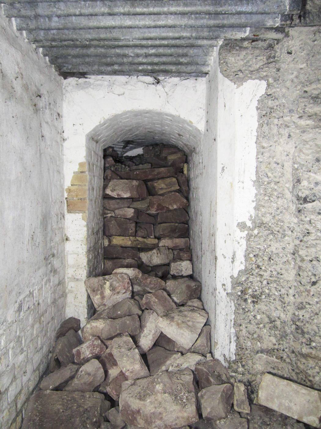 Ligne Maginot - A33 - (Abri) - Le couloir extérieur condamné par des pierres de rocaillage - Gregory Fuchs