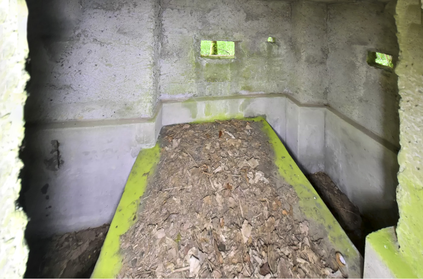 Ligne Maginot - DONAU NORD 1 - (Blockhaus pour arme infanterie) - Support bétonné et créneau pour mitrailleuse, petit créneau d'observation et créneau de flanquement droit - Ludovic KNAPP