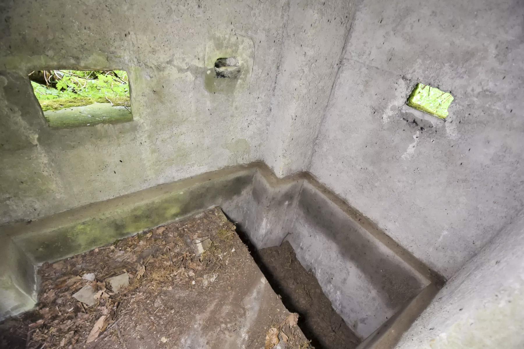 Ligne Maginot - DONAU NORD 2 - (Blockhaus pour arme infanterie) - Créneau pour mitrailleuse, petit créneau d'observation et créneau de flanquement droit - Ludovic KNAPP