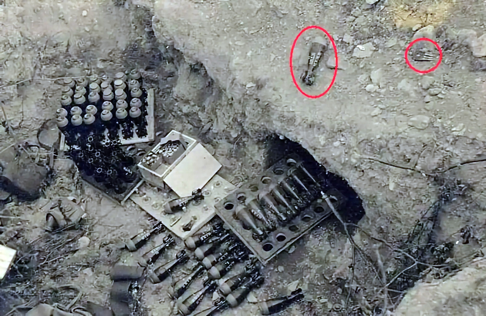 Ligne Maginot - Munition pour mortier de 60 mm FA mle 1935 (60 FA 35) - Position de mortier de 60 mm Mle 1935 abandonnée en juin 1940
On note les calages de 2 caisses de 30 projectiles et que l’équipe était armée de mousquetons de 8MM Mle 1916.
