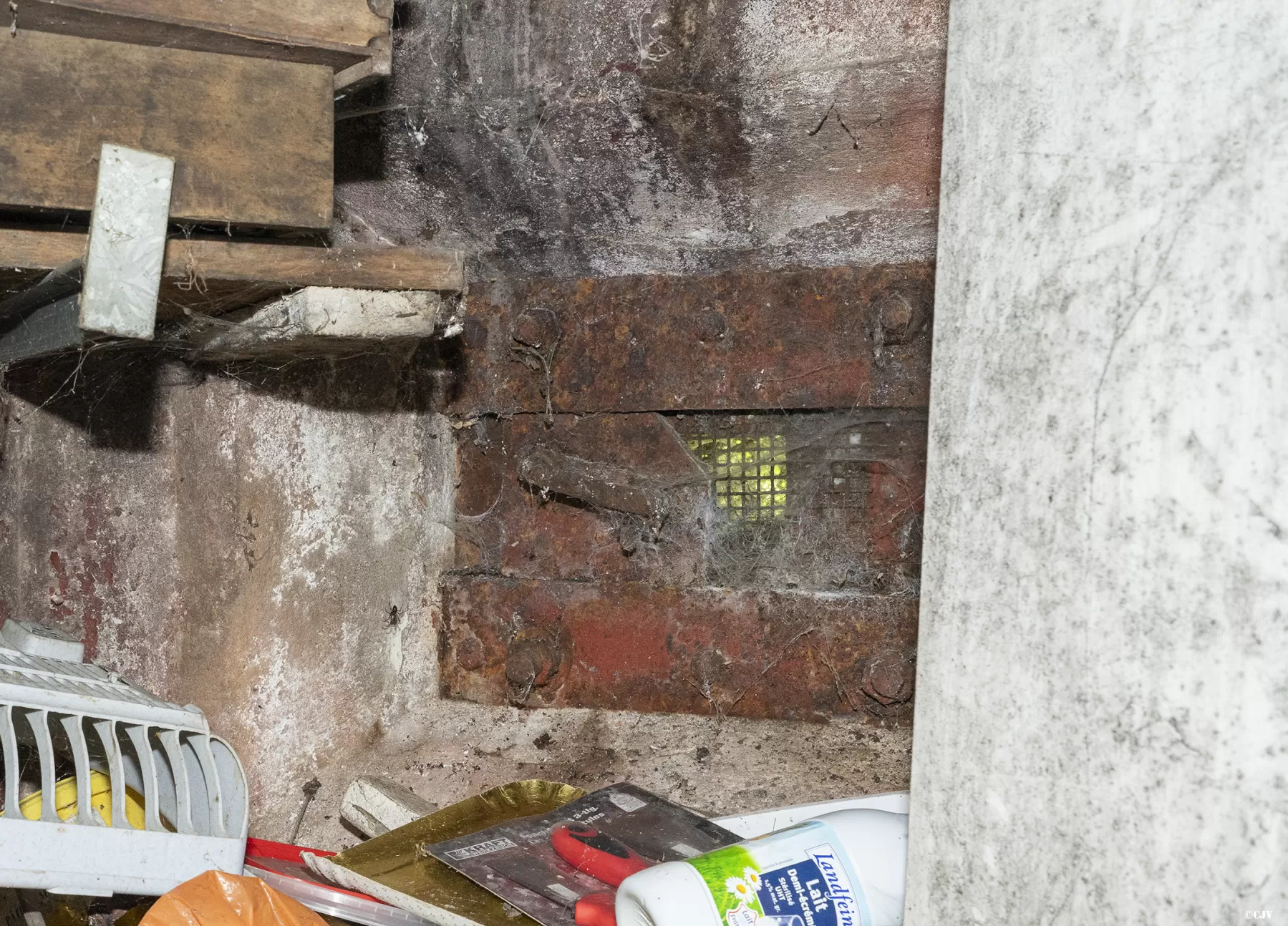 Ligne Maginot - MOULIN BAS (POSTE AVANCé GRM) - (Poste GRM - Maison Forte) - L'intérieur
Un des créneaux - Lia VERMEULEN