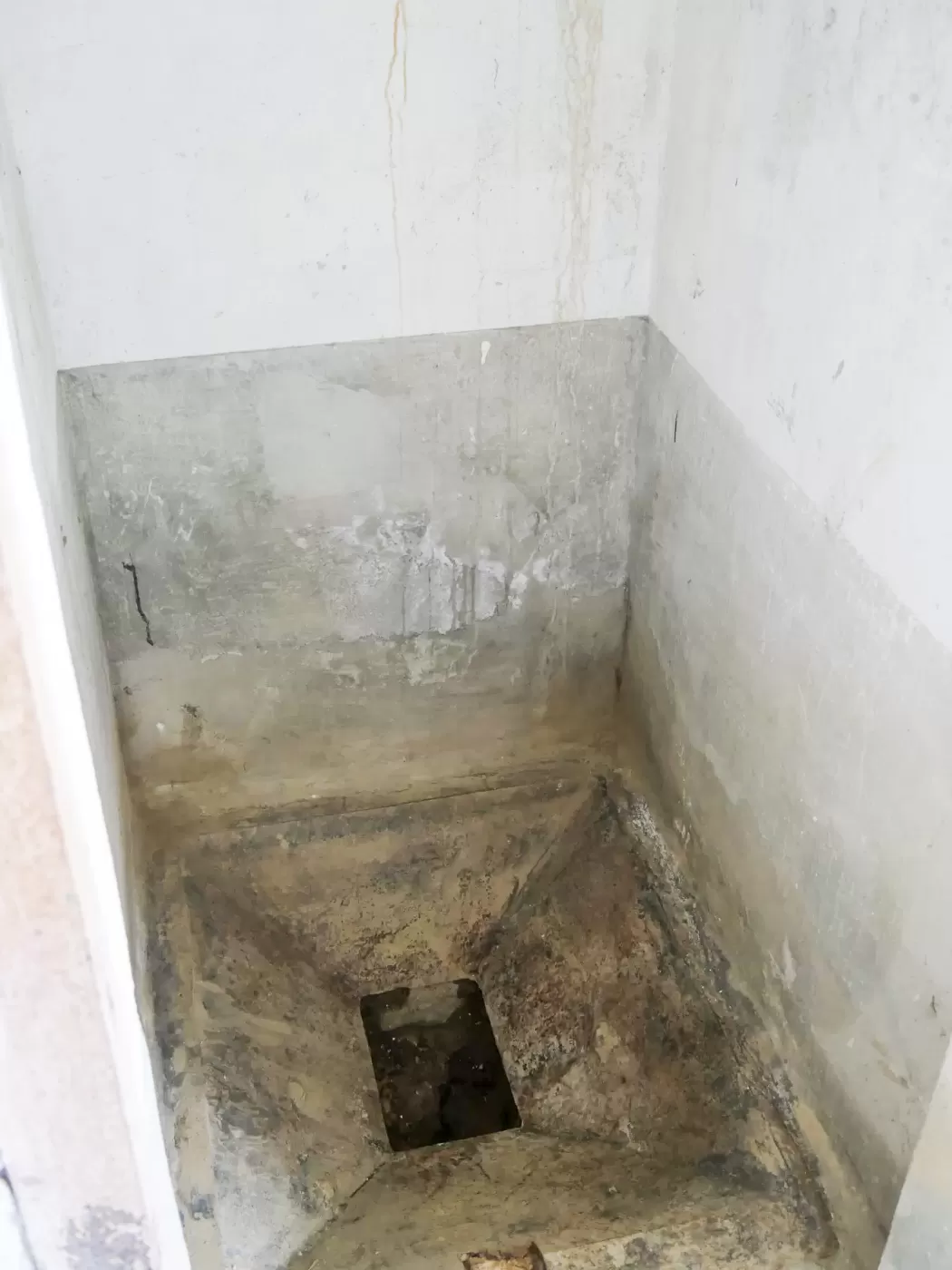 Ligne Maginot - REIMERSWILLER - (PC) - L'abri PC
Les latrines - J.Luc