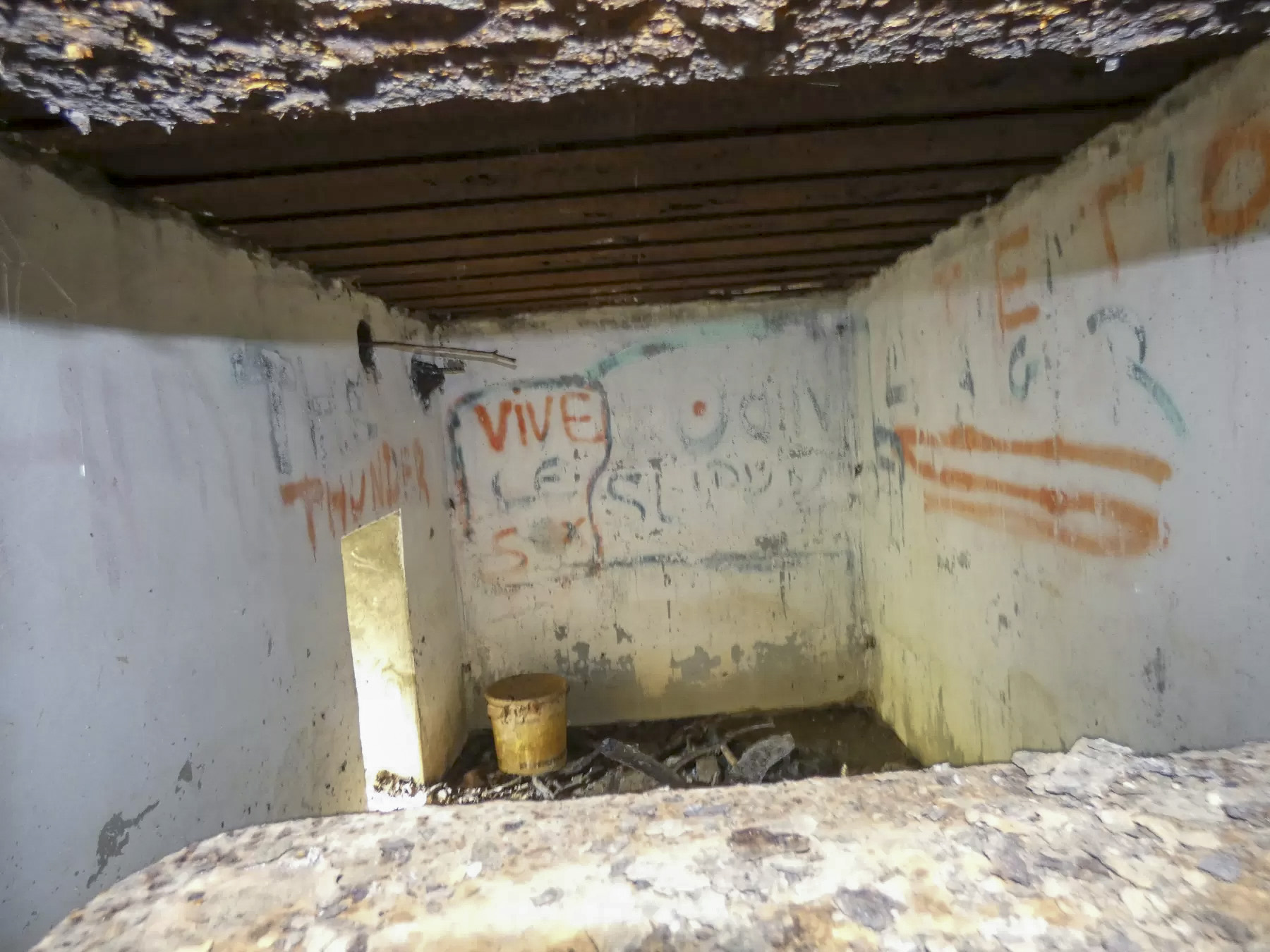 Ligne Maginot - CB310 - ZEITERHOLZ - (Blockhaus pour arme infanterie) - L'intérieur du blockhaus vu par le créneaux. - STENGER Mathieu