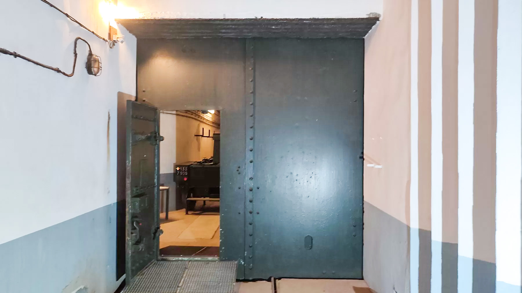 Ligne Maginot - FOUR A CHAUX - FAC - (Ouvrage d'artillerie) - Entrée munitions
La demi porte ouverte - J.Luc