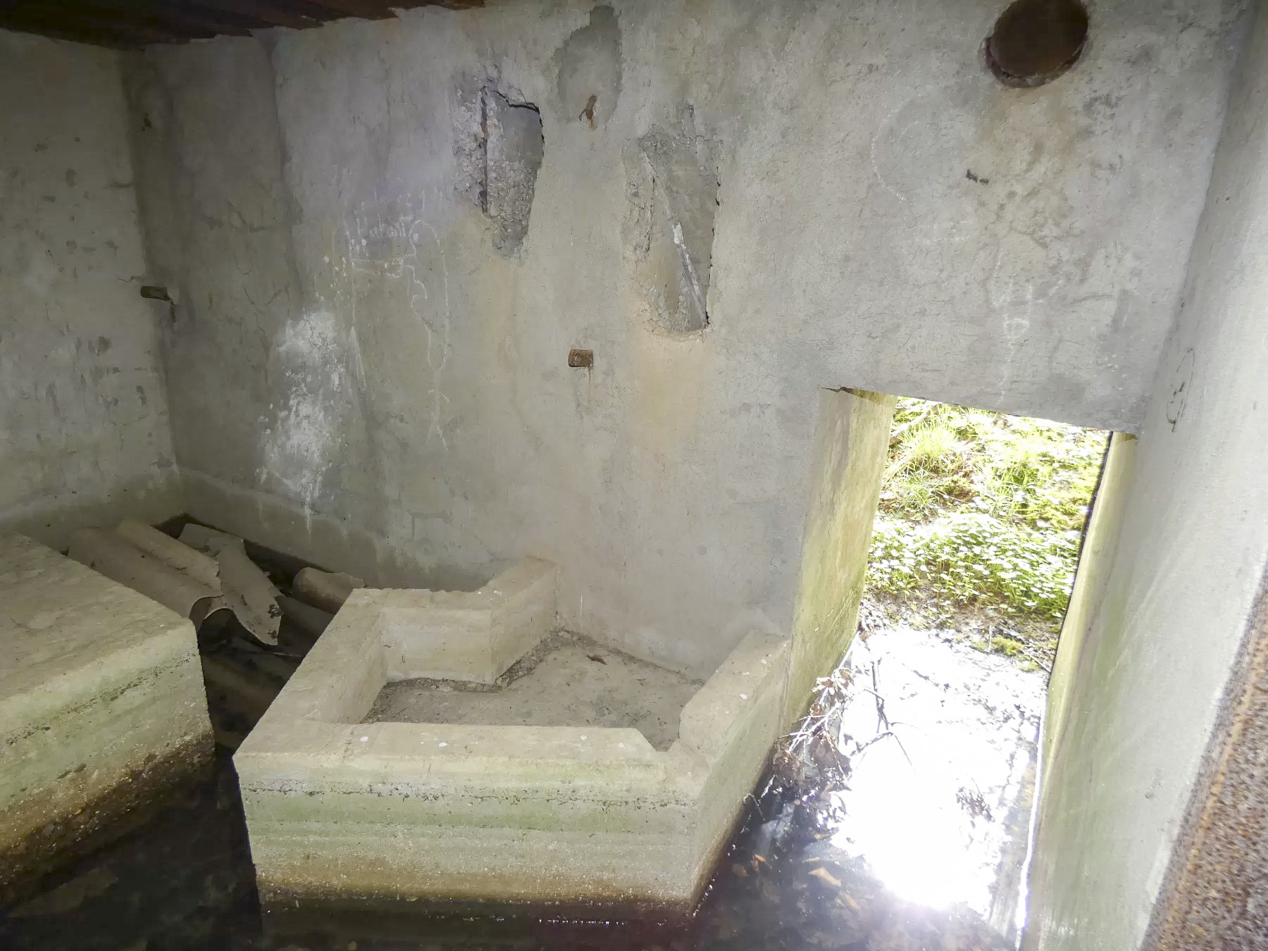 Ligne Maginot - CB309 - ZEITERHOLZ EST - (Blockhaus pour canon) - L'un des plots de bloquage du canon et l'entrée des hommes. - STENGER Mathieu