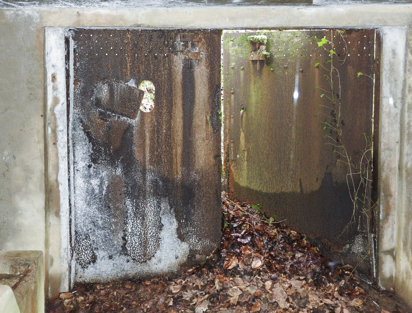 Ligne Maginot - KUHBRUCK OUEST - (Blockhaus pour canon) - Les portes blindées de l'entrée. - STENGER Mathieu