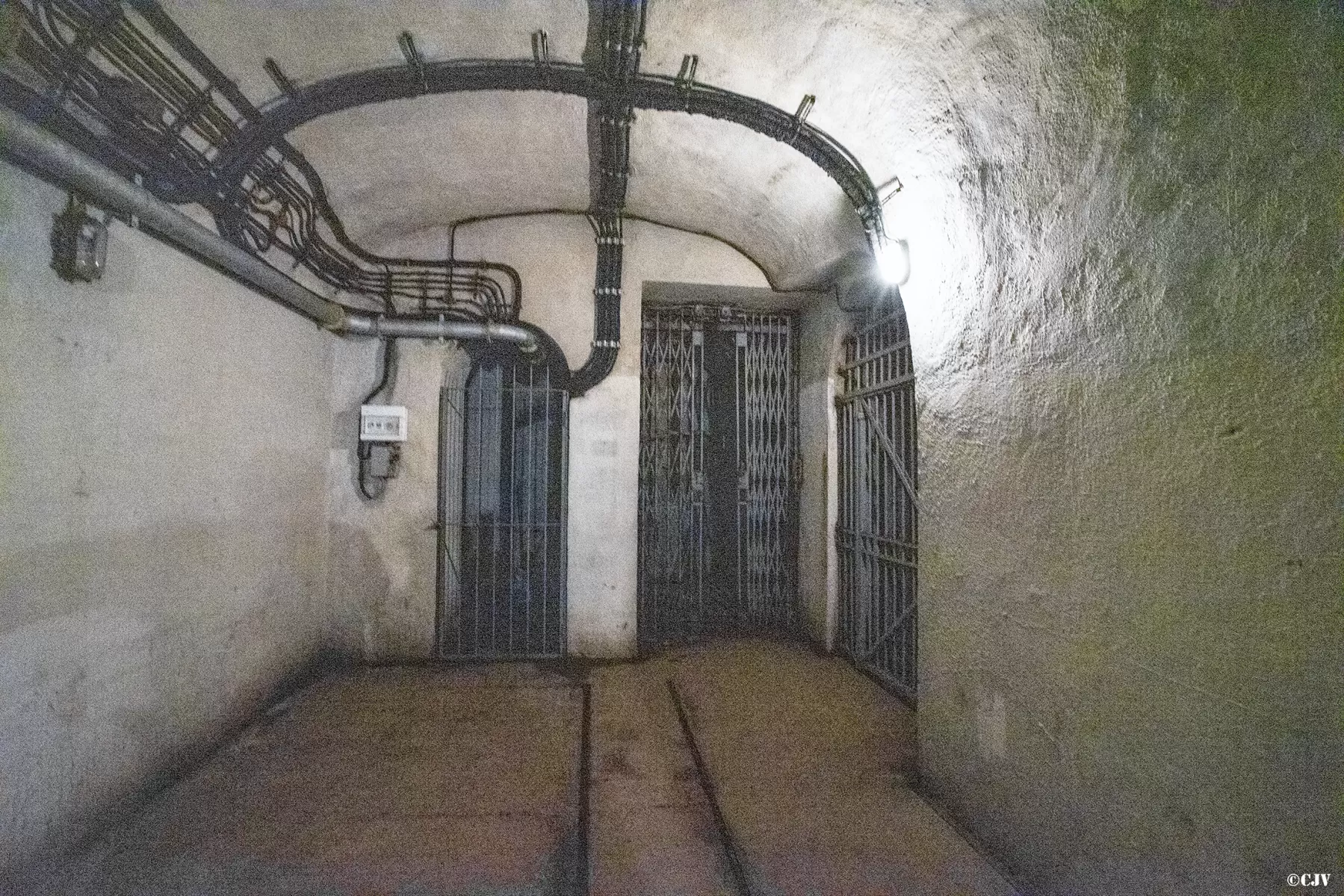 Ligne Maginot - SAINTE AGNES (SAG) - EO9 - (Ouvrage d'artillerie) - Bloc 3
Au pied du bloc - Lia VERMEULEN