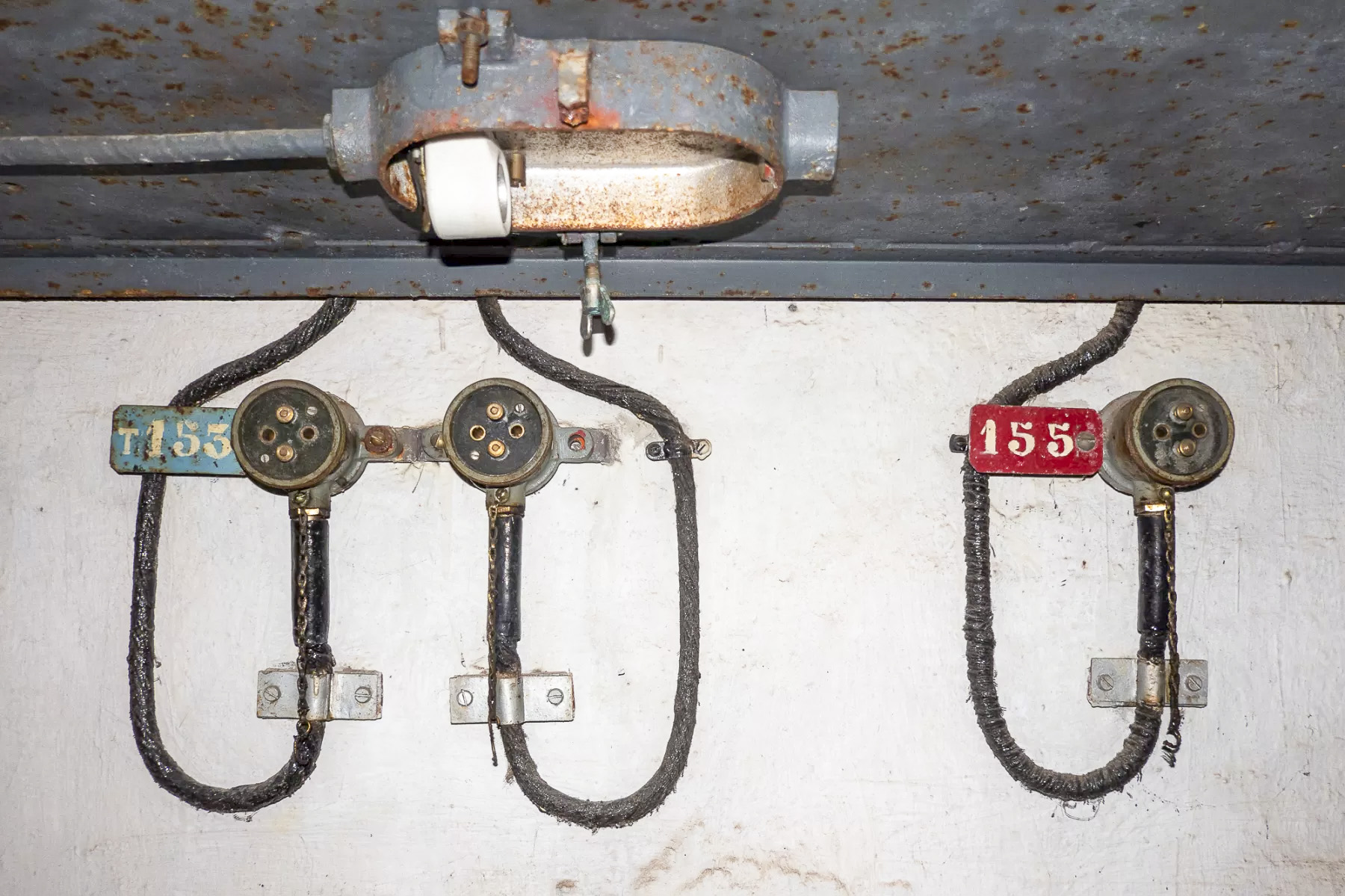 Ligne Maginot - CASTILLON (CN) - EO8 - (Ouvrage d'artillerie) - Bloc 5
Prises téléphoniques - Michel Teiten