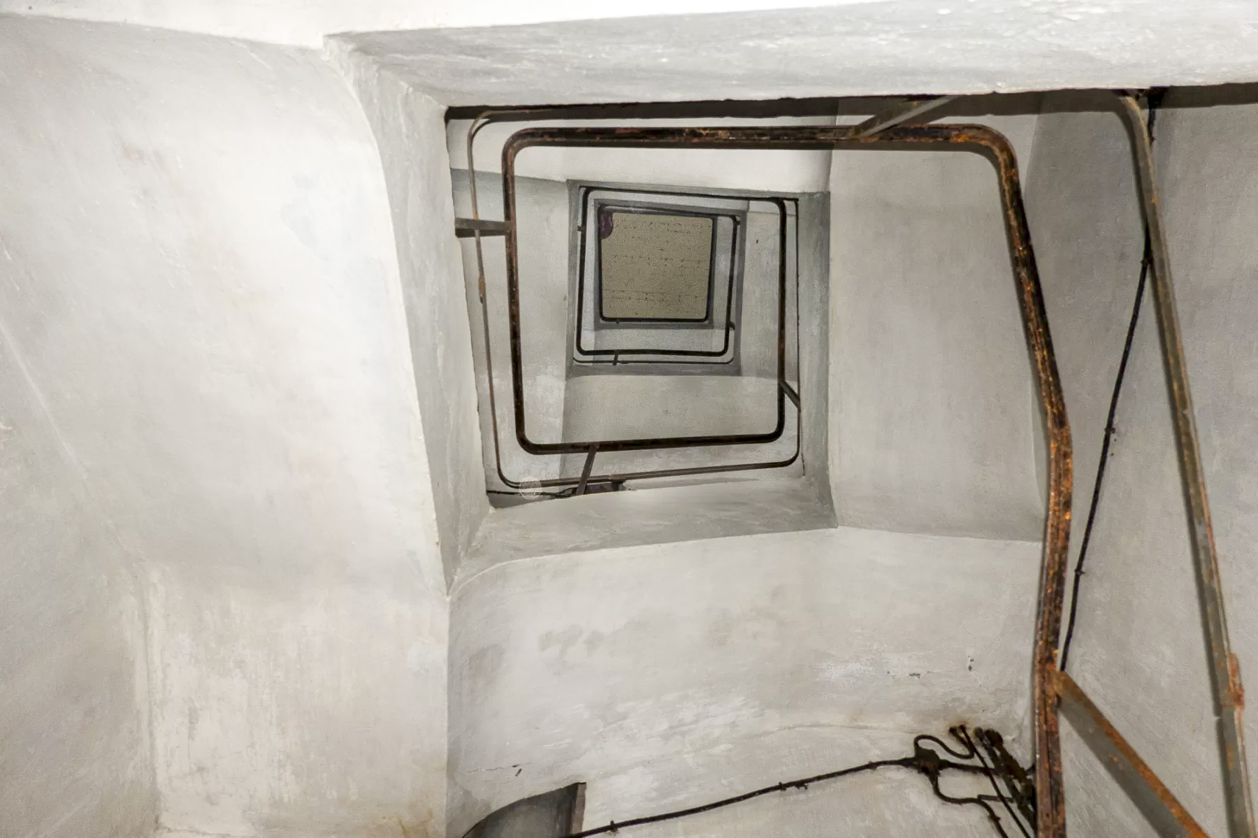 Ligne Maginot - CASTILLON (CN) - EO8 - (Ouvrage d'artillerie) - Bloc 5
Cage d'escalier vue du pied du bloc - Michel Teiten