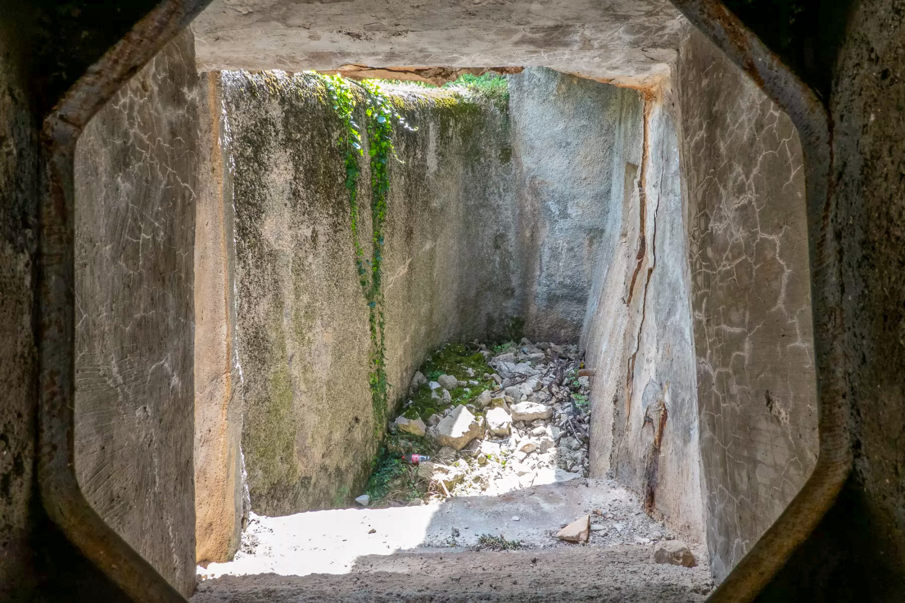 Ligne Maginot - CASTILLON (CN) - EO8 - (Ouvrage d'artillerie) - Bloc 6
Créneau FM couvrant le fossé diamant - Michel Teiten