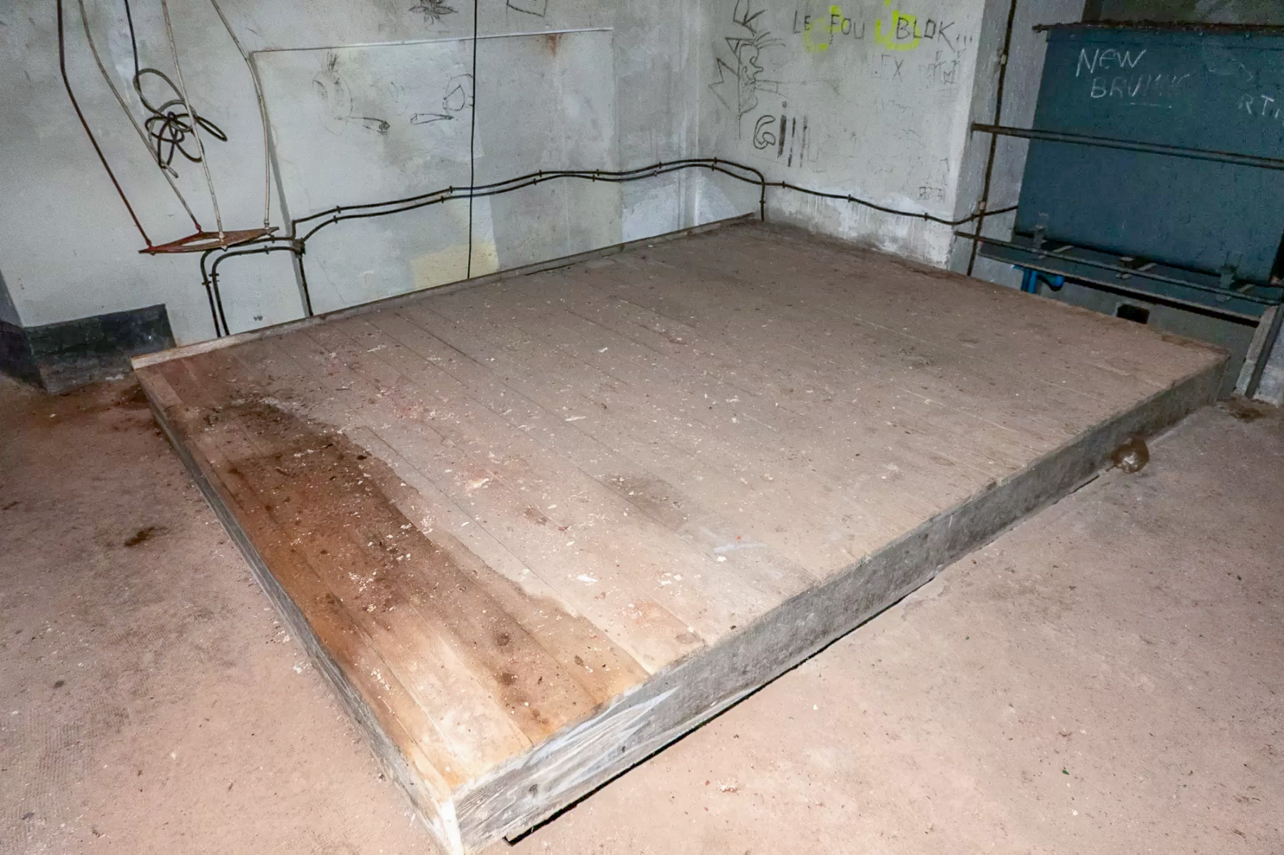 Ligne Maginot - CASTILLON (CN) - EO8 - (Ouvrage d'artillerie) - Bloc 6
Mezzanine en bois au-dessus de la chambre de tir du mortier de gauche - Michel Teiten