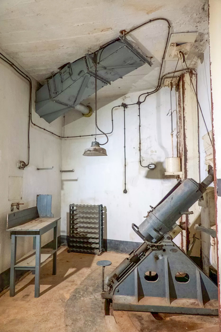 Ligne Maginot - CASTILLON (CN) - EO8 - (Ouvrage d'artillerie) - Bloc 3
Mortier de 81 
Noter au plafond la gaine de récupération des douilles de 75
 - Michel Teiten