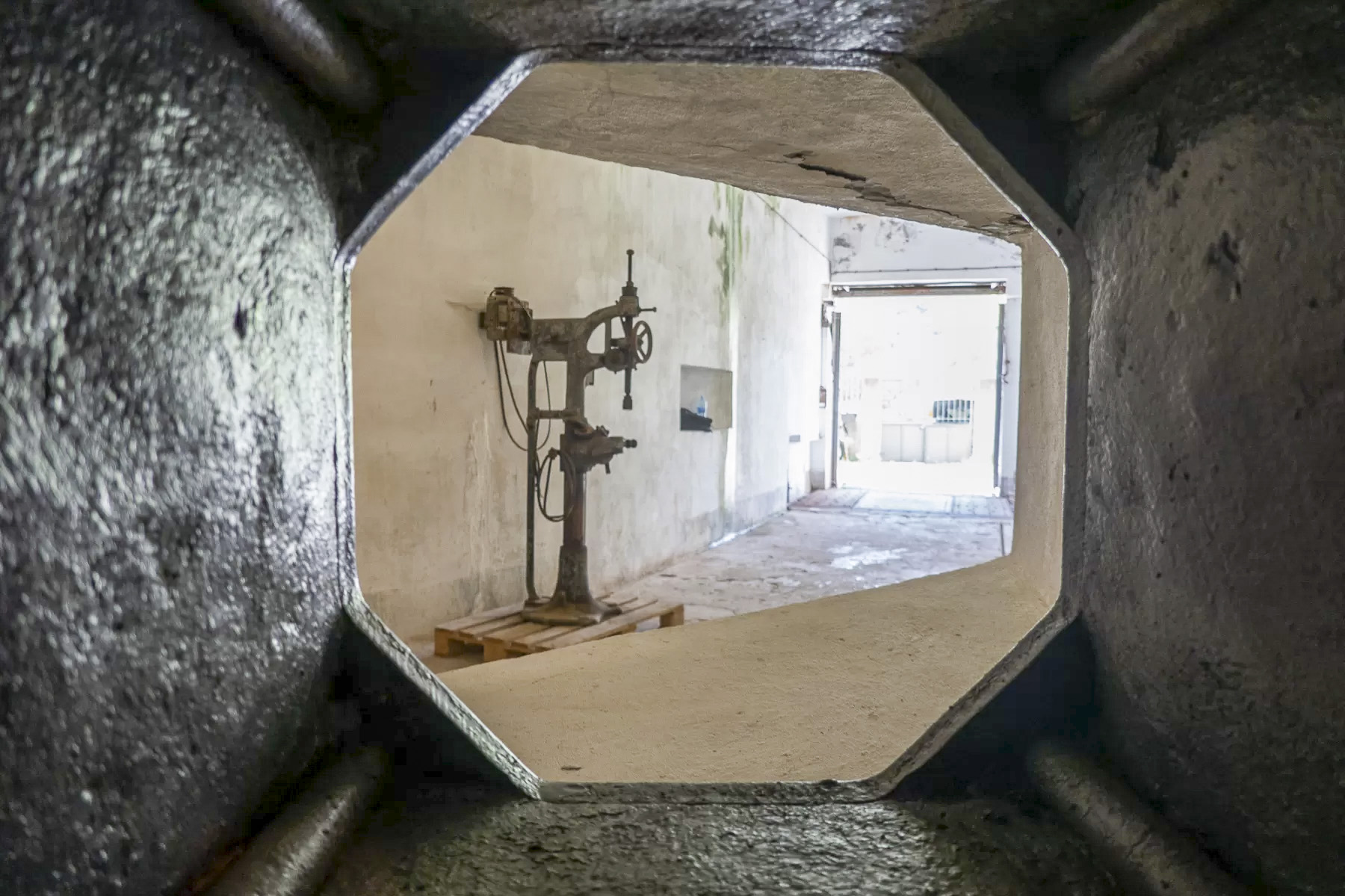 Ligne Maginot - CASTILLON (CN) - EO8 - (Ouvrage d'artillerie) - Bloc 1
Vue à travers le deuxième créneau de défense de l'entrée - Michel Teiten