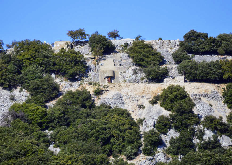 Ligne Maginot - PIC DE GARUCHE - (Observatoire d'artillerie) - Le bloc d'entrée au centre, sur la gauche le bloc cheminée.
Les ruines d'un bâtiment sont visibles sur la droite