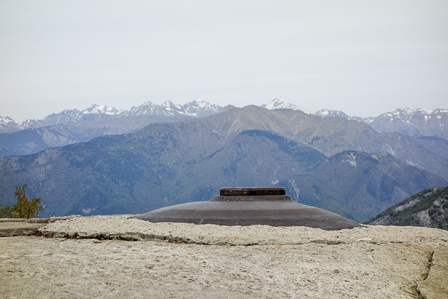 Ligne Maginot - PIC DE GARUCHE - (Observatoire d'artillerie) - Gros plan de la cloche VDP.
On aperçoit le plateau du Monte Grosso juste à la droite de cloche.