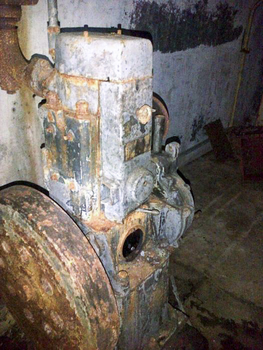 Ligne Maginot - PIC DE GARUCHE - (Observatoire d'artillerie) - Le reste du groupe électrogène à moteur Baudouin DB 1 alimentant l'ouvrage