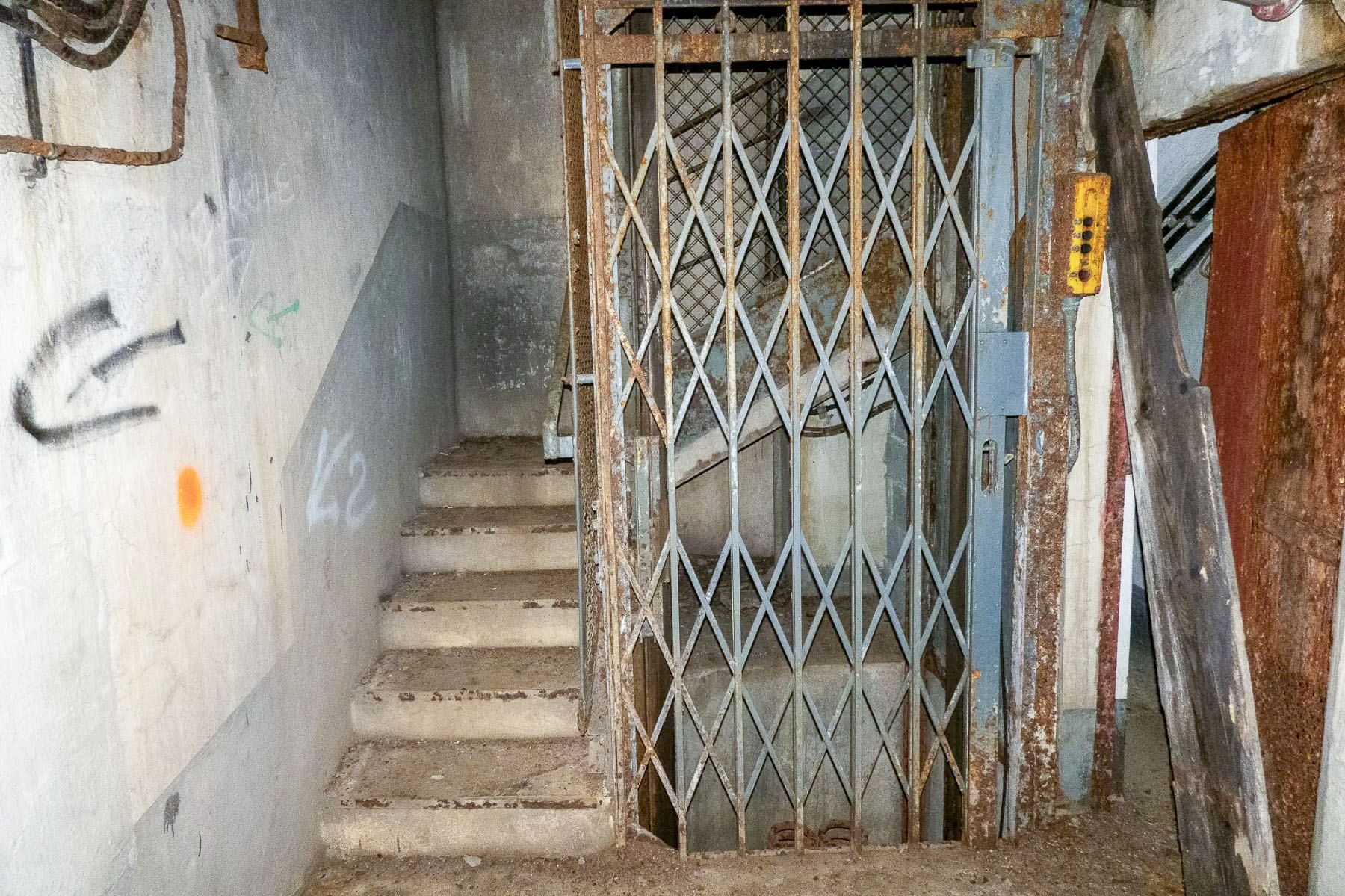 Ligne Maginot - CASTILLON (CN) - EO8 - (Ouvrage d'artillerie) - Bloc 6
Escaliers et monte-charge au pied du bloc - Michel Teiten