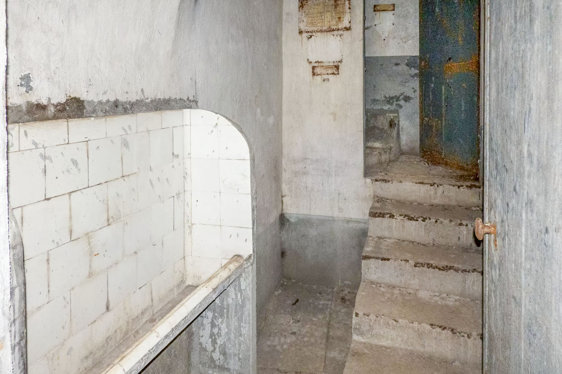 Ligne Maginot - CASTILLON (CN) - EO8 - (Ouvrage d'artillerie) - Bloc 6
Sanitaires au pied du bloc - Michel Teiten