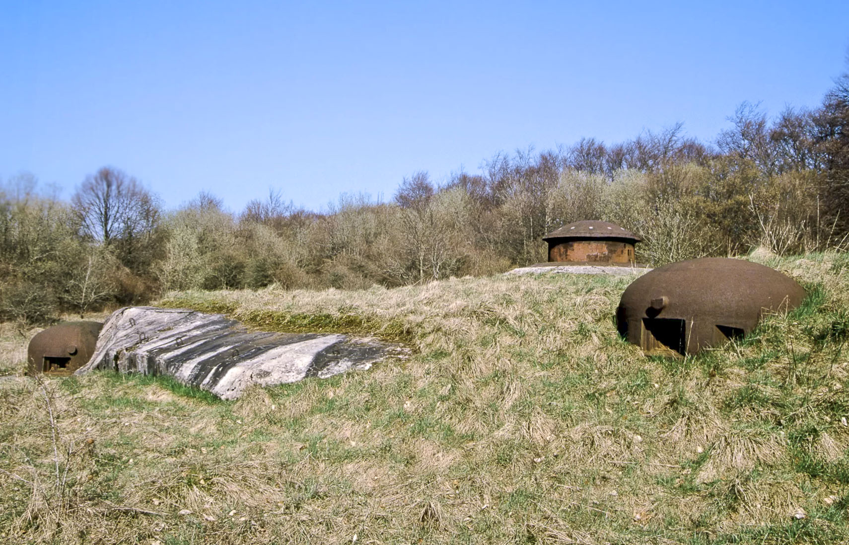 Ligne Maginot - MOLVANGE - A9 - (Ouvrage d'artillerie) - Bloc 6
Vue d'ensemble avec, de gauche à droite, la cloche GFM, la tourelle mitrailleuse et la cloche JM