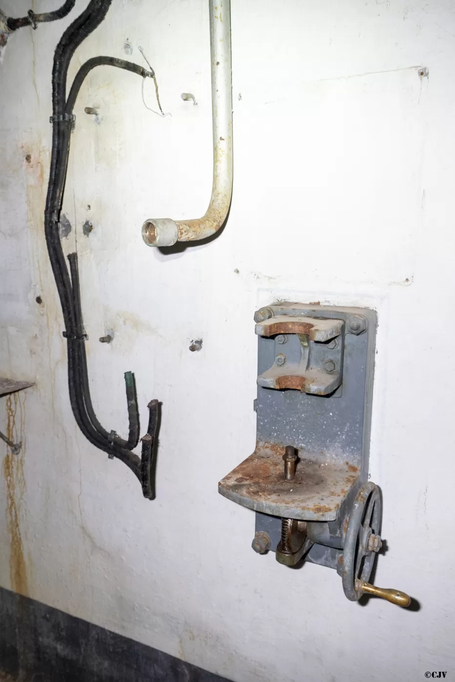 Ligne Maginot - CASTILLON (CN) - EO8 - (Ouvrage d'artillerie) - Bloc 3
Outil permettant le montage de la charge des projectiles de 81mm.
Le tube sert pour la communication avec l'autre chambre de tir - Lia VERMEULEN