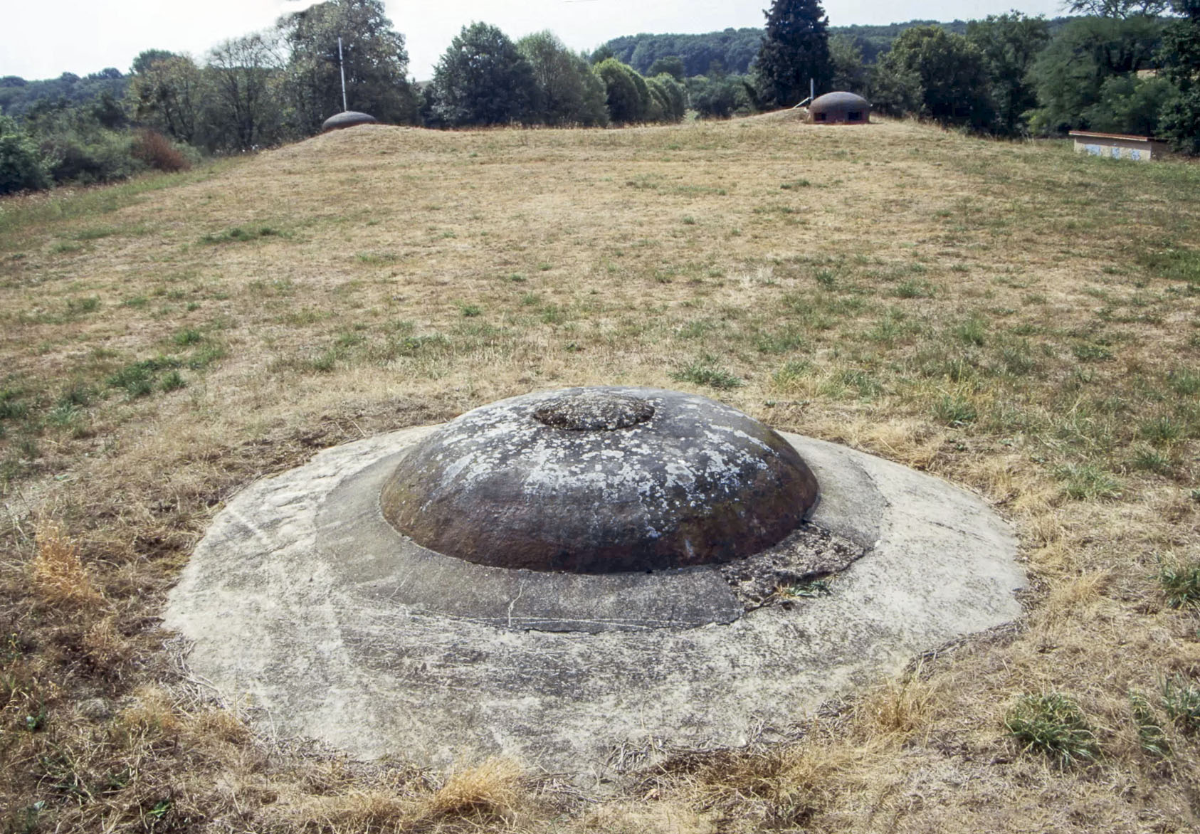 Ligne Maginot - IMMERHOF - A10 - (Ouvrage d'infanterie) - Bloc entrée
Cloche LG au premier plan et cloches GFM à l'arrière-plan - Michel Teiten