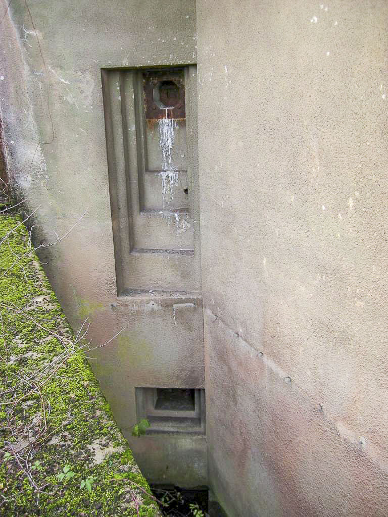 Ligne Maginot - HETTANGE GRANDE - X8 (QUARTIER ROUSSY - III/168°RIF) - (Abri) - Créneaux de défense rapprochée et créneau de pied de défense du fossé diamant - Michel Teiten