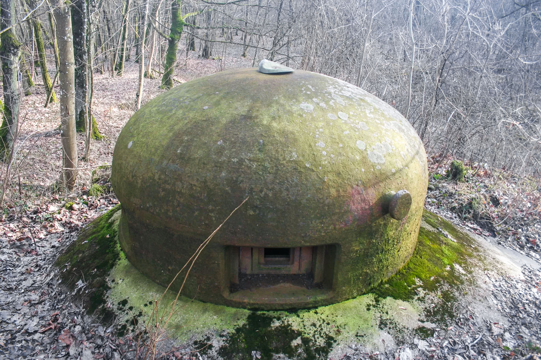Ligne Maginot - SOETRICH - A11 - (Ouvrage d'artillerie) - Entrée des hommes
Cette cloche GFM présente un troisième créneau sur la face opposée, dans une configuration unique sur la Ligne maginot - Michel Teiten