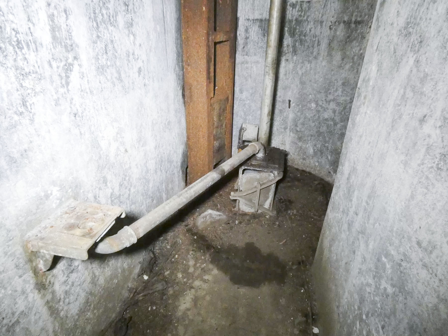 Ligne Maginot - RIPPERT - X13 (QUARTIER KARRE - II/168°RIF) - (Abri) - Le puits de la cloche Est. - STENGER Mathieu