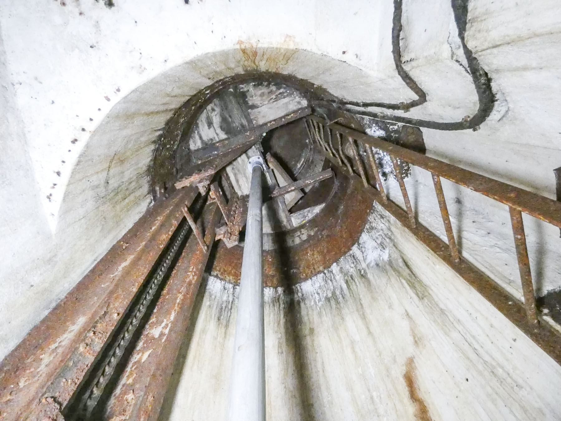 Ligne Maginot - RIPPERT - X13 (QUARTIER KARRE - II/168°RIF) - (Abri) - Le puits de la cloche Est. - STENGER Mathieu