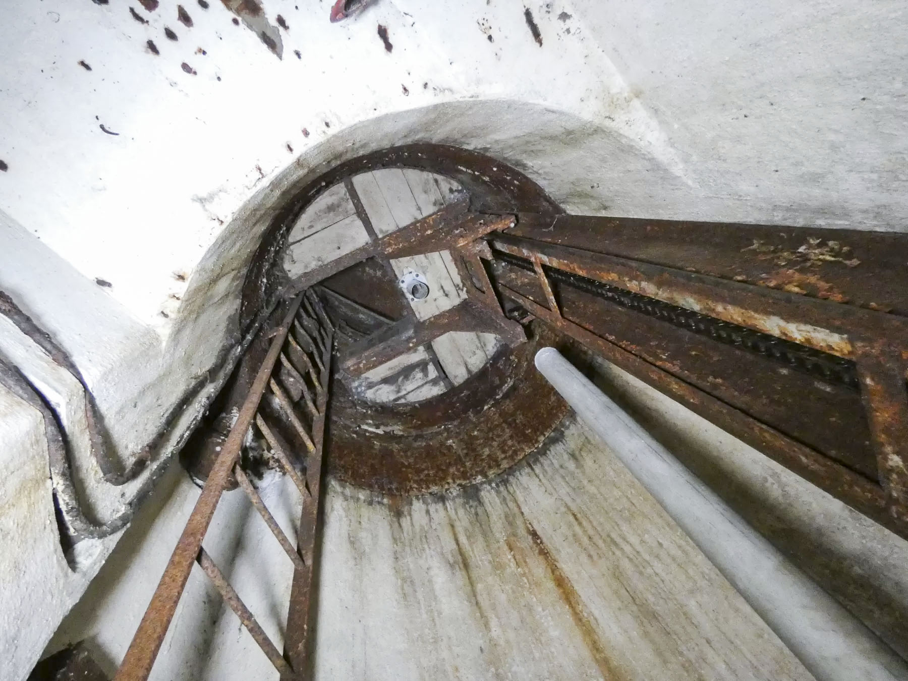 Ligne Maginot - RIPPERT - X13 (QUARTIER KARRE - II/168°RIF) - (Abri) - Le puits de la cloche GFM Ouest. - STENGER Mathieu