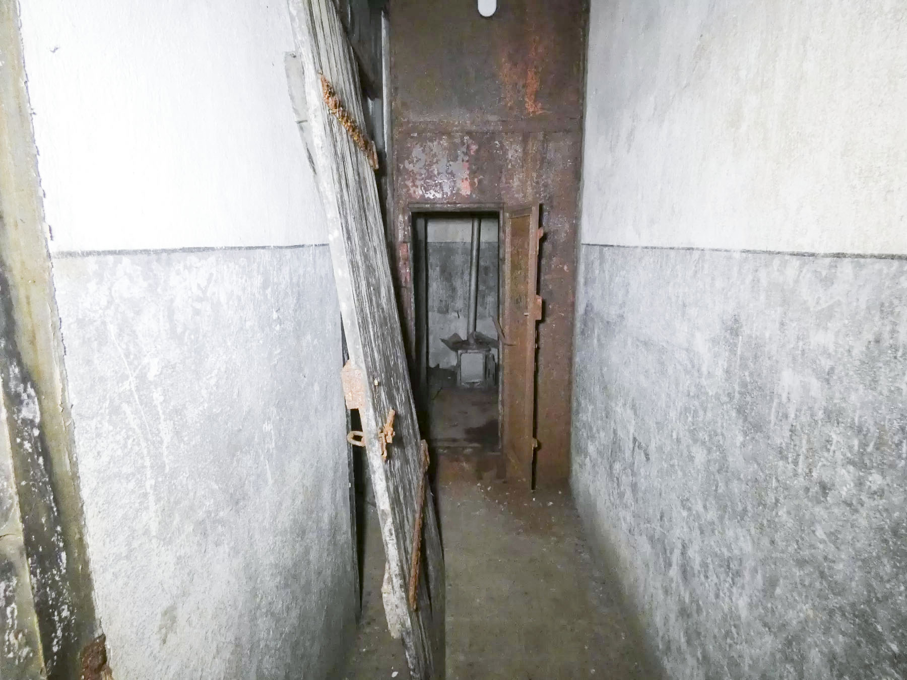 Ligne Maginot - RIPPERT - X13 (QUARTIER KARRE - II/168°RIF) - (Abri) - Le couloir d'accès à la cloche GFM Ouest. - STENGER Mathieu