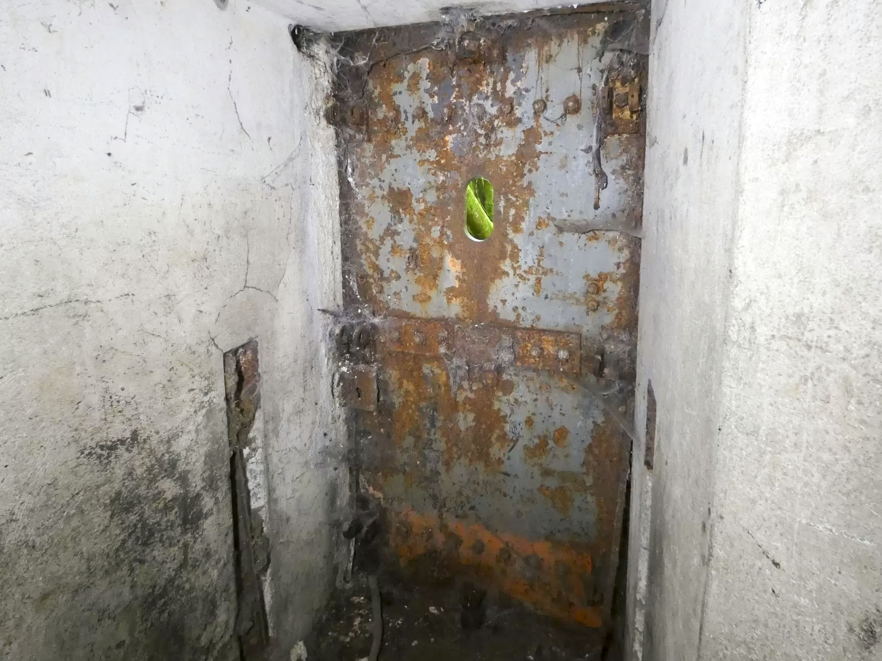 Ligne Maginot - RIPPERT - X13 (QUARTIER KARRE - II/168°RIF) - (Abri) - La porte de l'entrée droite vue de l'intérieur. - STENGER Mathieu