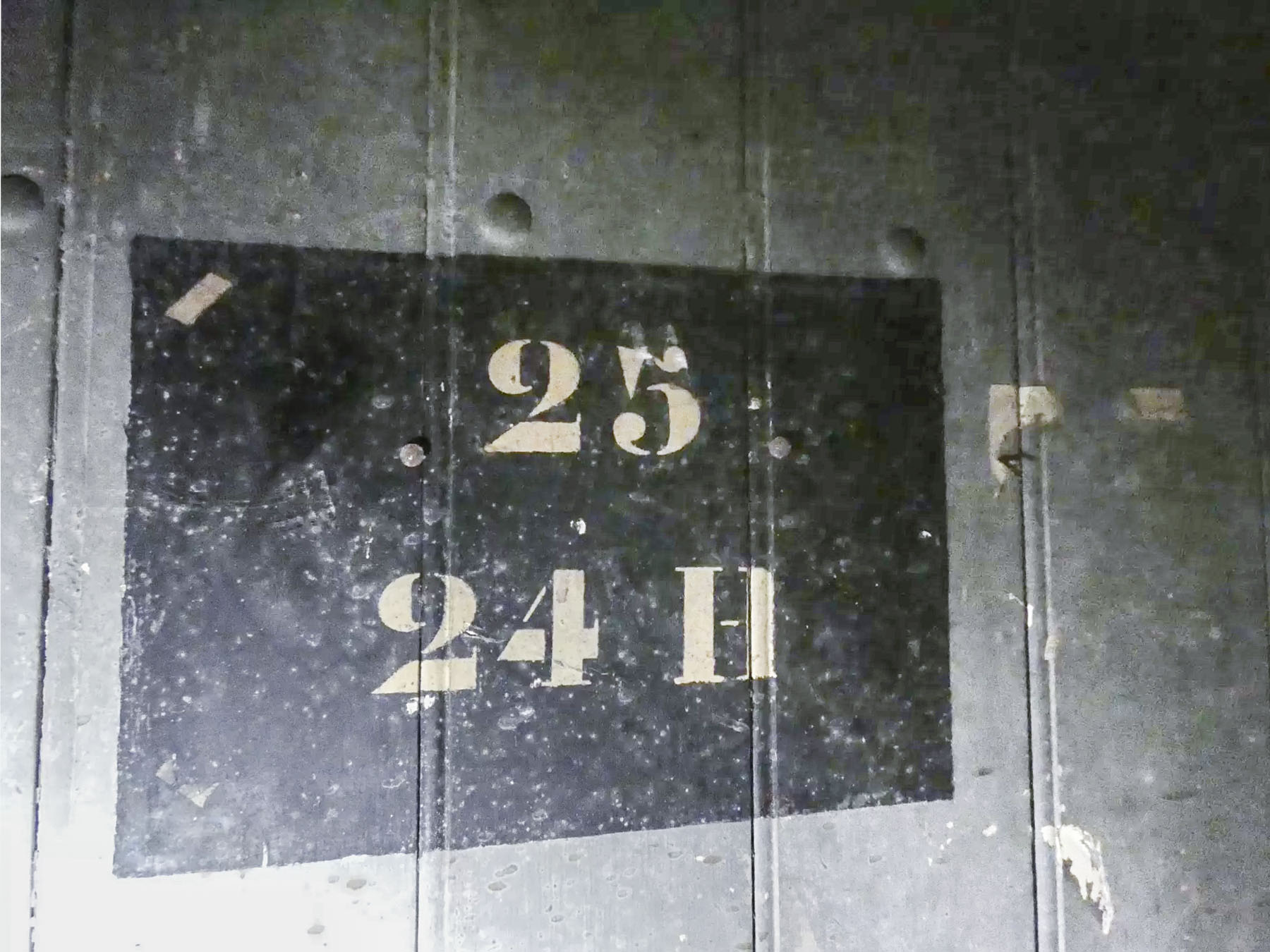 Ligne Maginot - RIPPERT - X13 (QUARTIER KARRE - II/168°RIF) - (Abri) - Le marquage de la porte d'une chambre de troupes. - STENGER Mathieu