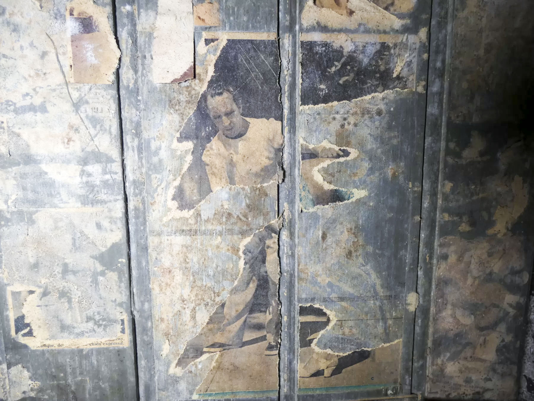 Ligne Maginot - RIPPERT - X13 (QUARTIER KARRE - II/168°RIF) - (Abri) - Les photos d'époque collées sur la porte du magasin. - STENGER Mathieu