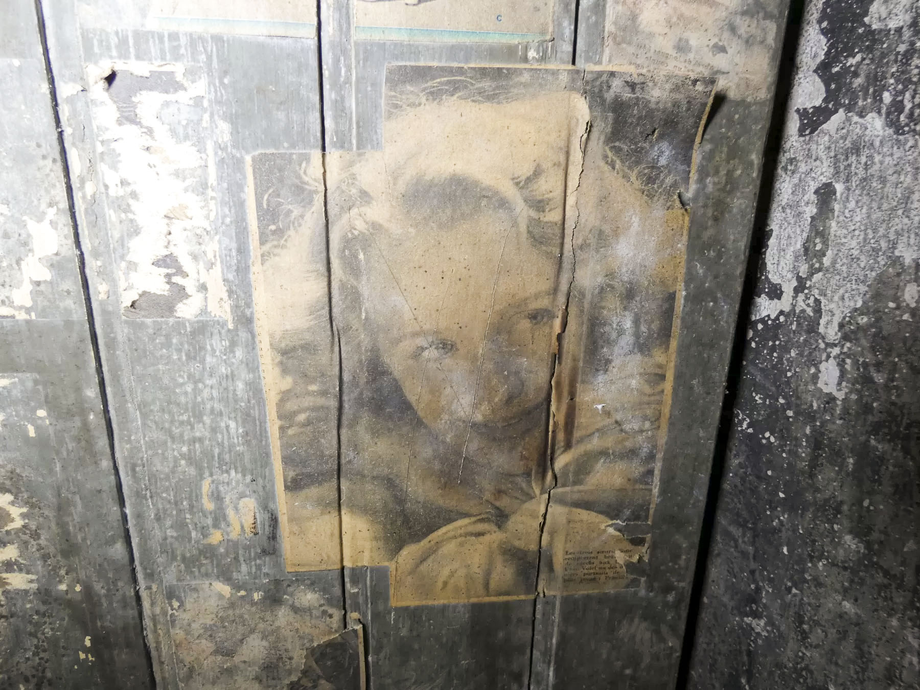 Ligne Maginot - RIPPERT - X13 (QUARTIER KARRE - II/168°RIF) - (Abri) - Les photos d'époque collées sur la porte du magasin. - STENGER Mathieu