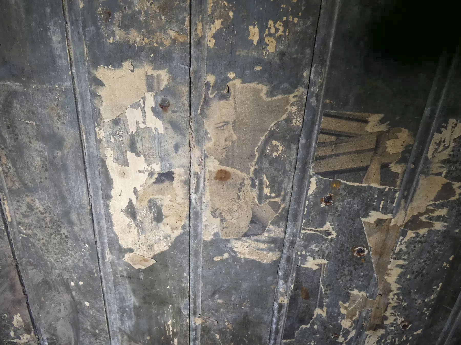 Ligne Maginot - RIPPERT - X13 (QUARTIER KARRE - II/168°RIF) - (Abri) - Les photos d'époque collées sur la porte du magasin. - STENGER Mathieu