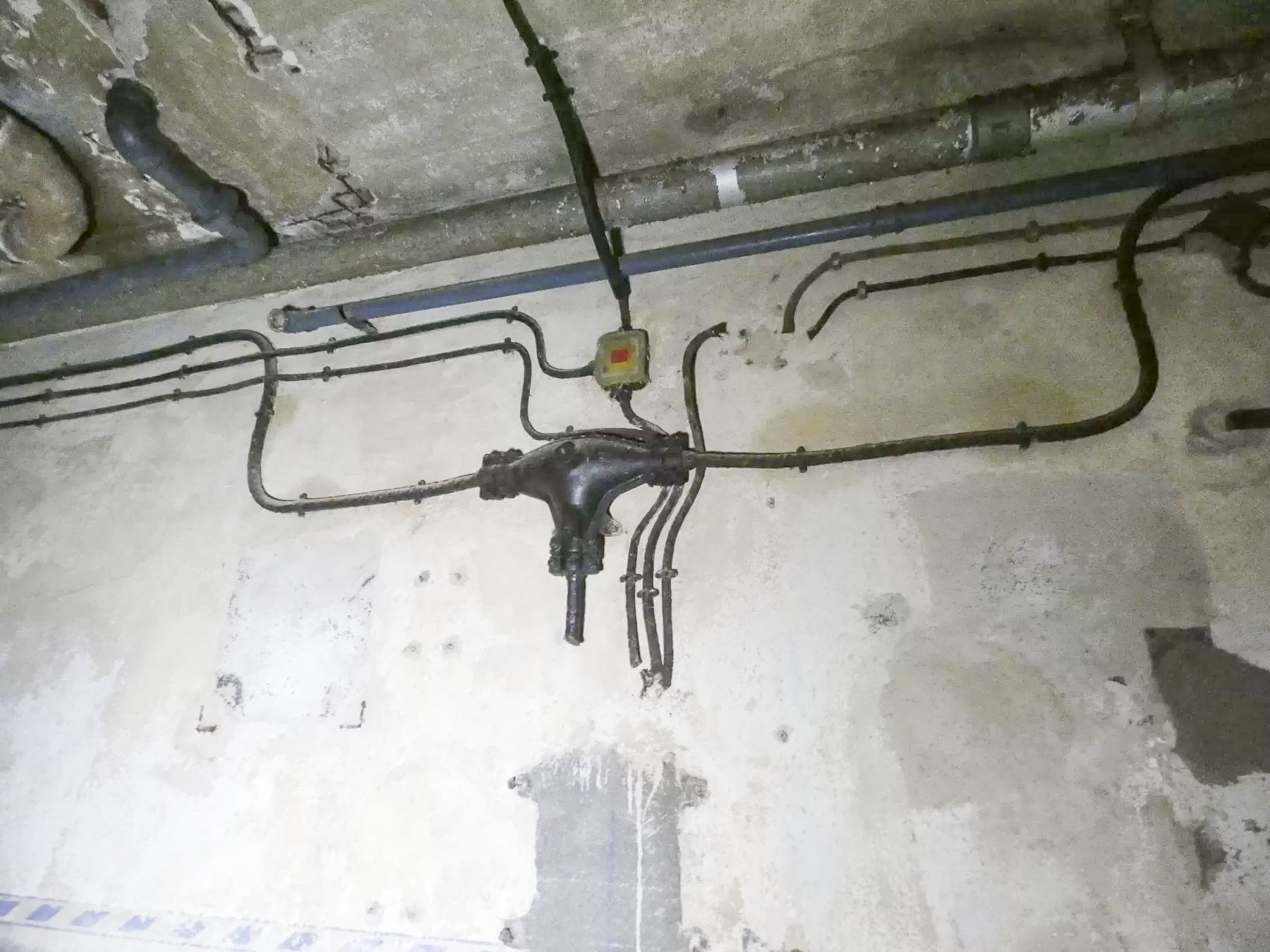 Ligne Maginot - RIPPERT - X13 (QUARTIER KARRE - II/168°RIF) - (Abri) - Un raccord électrique dans l'usine. - STENGER Mathieu