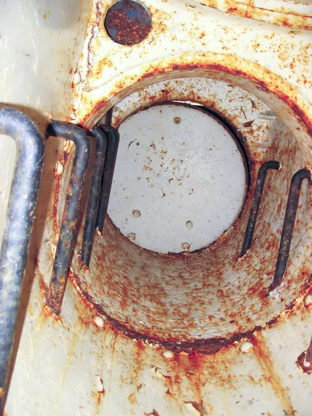 Ligne Maginot - OBERHEIDE - A14 - (Ouvrage d'infanterie) - Tourelle mitrailleuses
Accès à l'espace sous l'avant-cuirasse - Michel Teiten