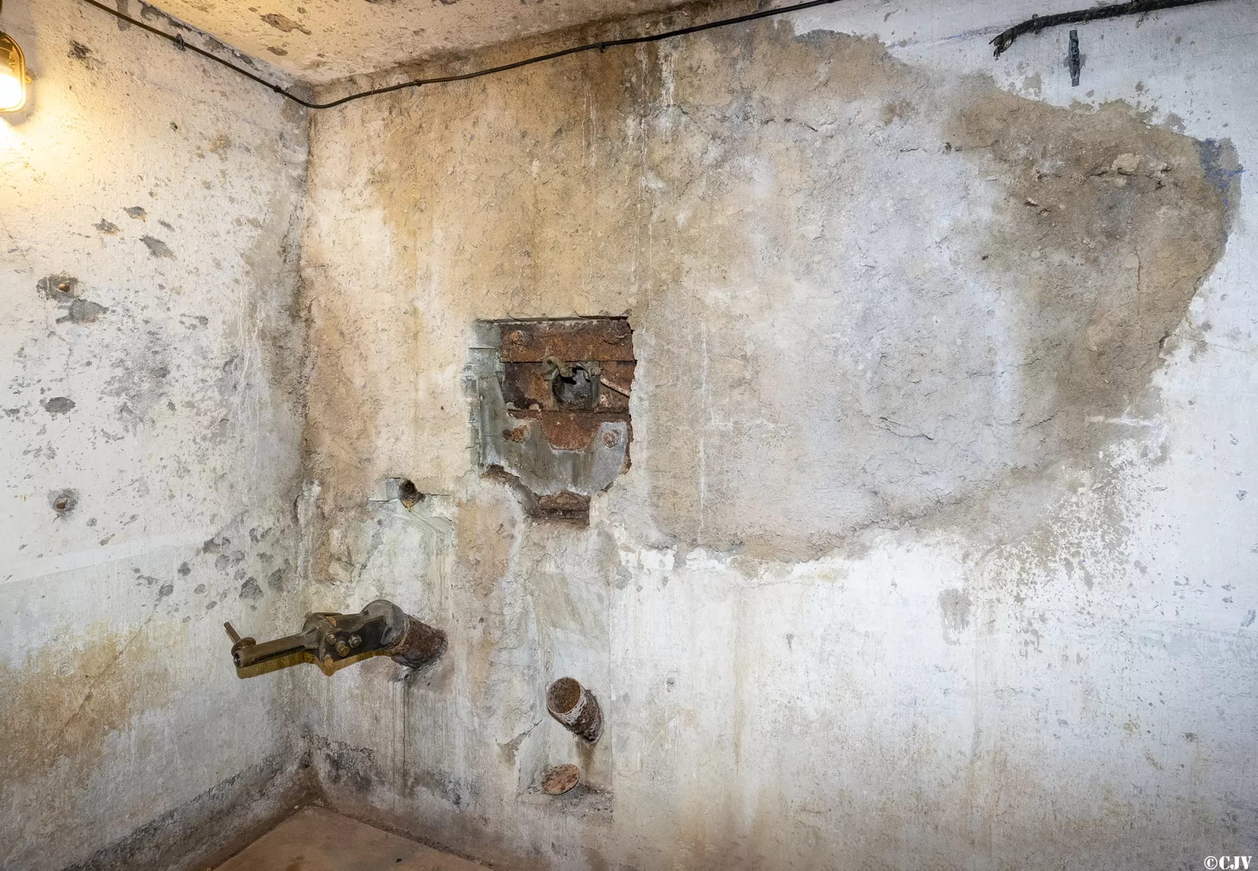 Ligne Maginot - BAMBESCH - A35 - (Ouvrage d'infanterie) - Bloc 2
Créneau de flanquement, réparé après guerre - Lia VERMEULEN