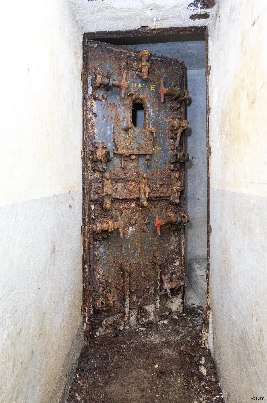 Ligne Maginot - BAMBESCH - A35 - (Ouvrage d'infanterie) - Bloc 2
La porte de l'issue de secours
 - Lia VERMEULEN