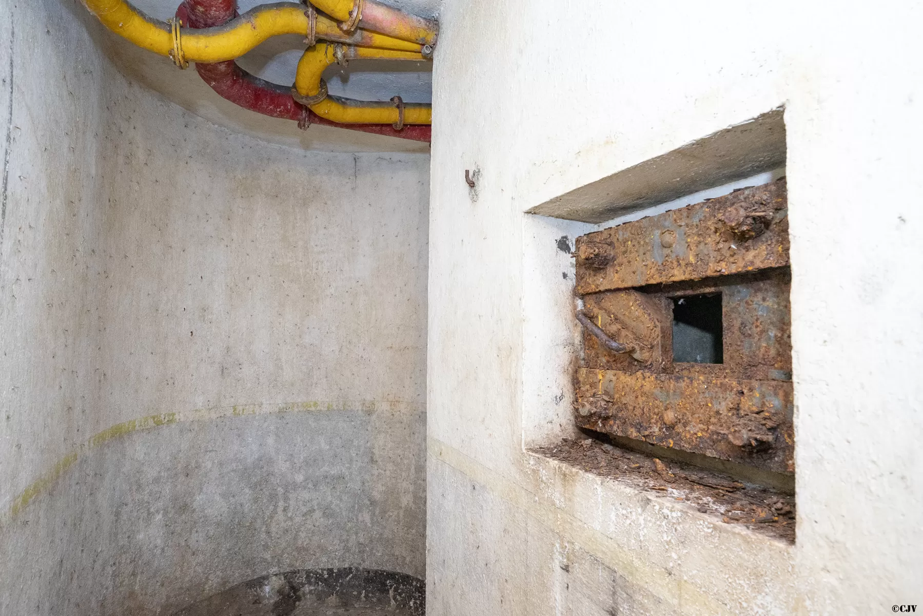 Ligne Maginot - BAMBESCH - A35 - (Ouvrage d'infanterie) - Bloc 2
Etage inférieur
Créneau pour la défense de l'issue de secours
 - Lia VERMEULEN