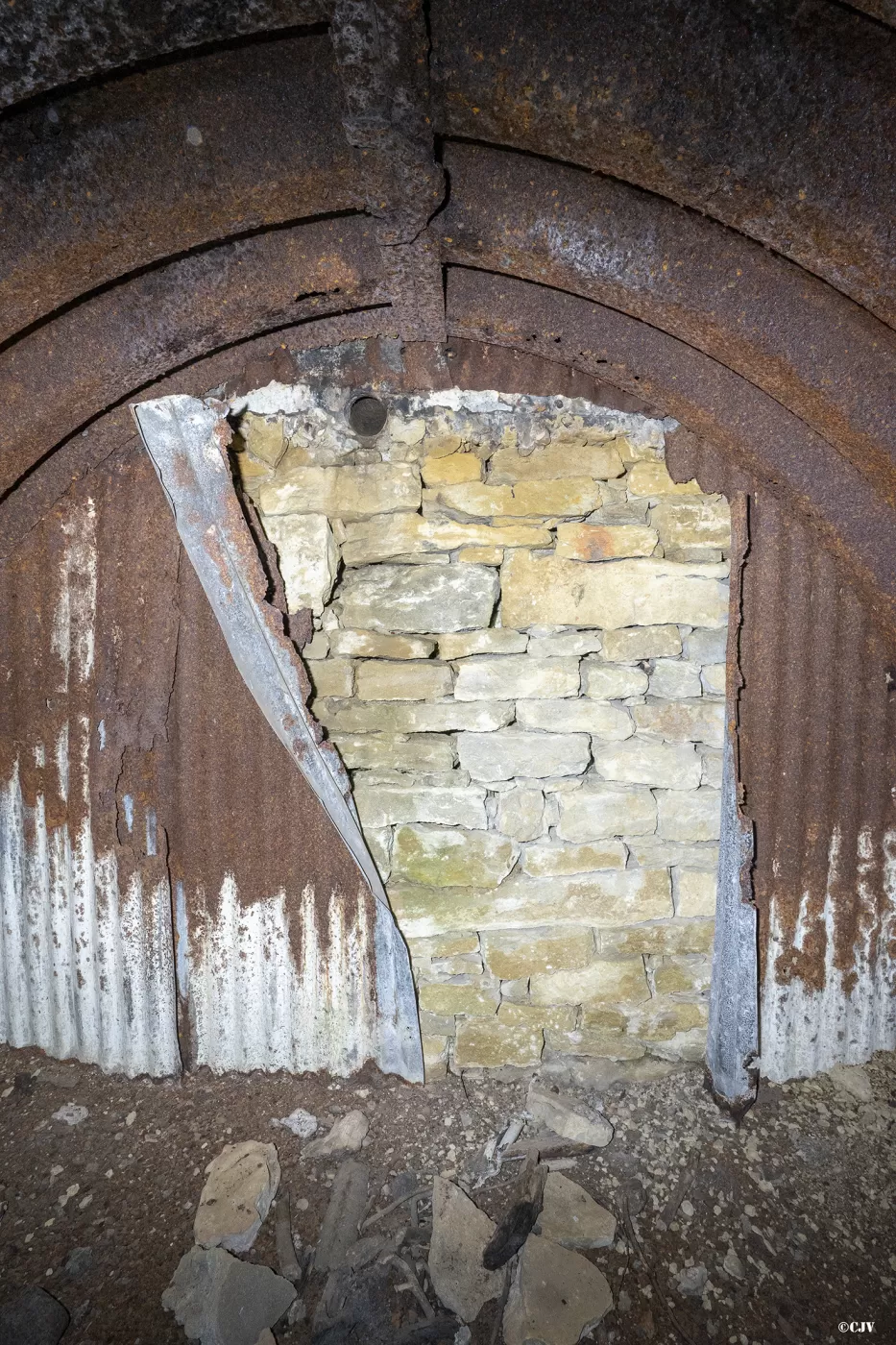 Ligne Maginot - BOIS DE KERFENT 1 (8°CIE II/156° RIF) - (PC de Sous-Quartier) - La première alvéole
Le mur derrière la tôle ondulée - Lia VERMEULEN
