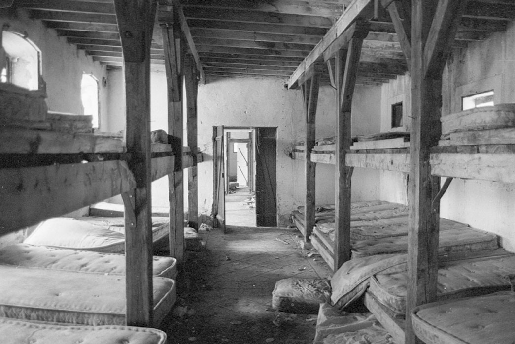 Ligne Maginot - CAMP DE RESTEFOND - (Casernement) - Dortoirs Ouest avec encore leur literie et les vitres aux fenêtres