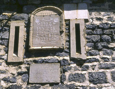 Ligne Maginot - CAMP DE RESTEFOND - (Casernement) - La plaque supérieure a depuis été transférée aux casernements des Gondran (Briançon) à l'époque du 15/9° CNAM