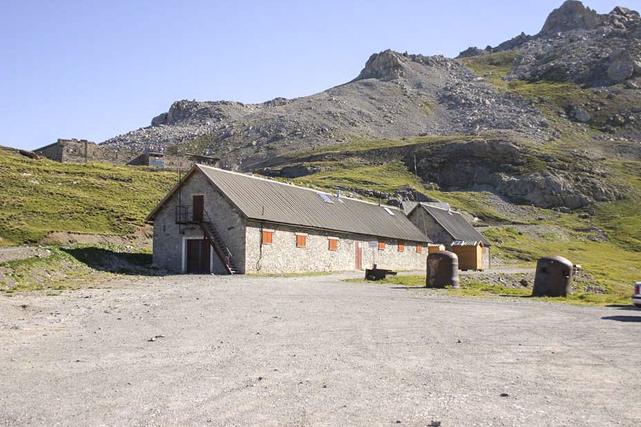 Ligne Maginot - CAMP DE RESTEFOND - (Casernement) - Les écuries en contrebas
Les cloches ont été redressées en 2004